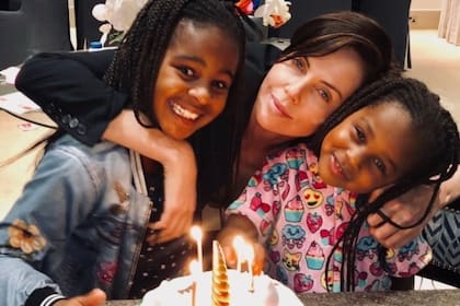 La actriz junto a sus hijas Jackson y August