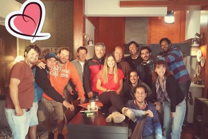 La actriz, junto al equipo técnico de Camino al amor...
