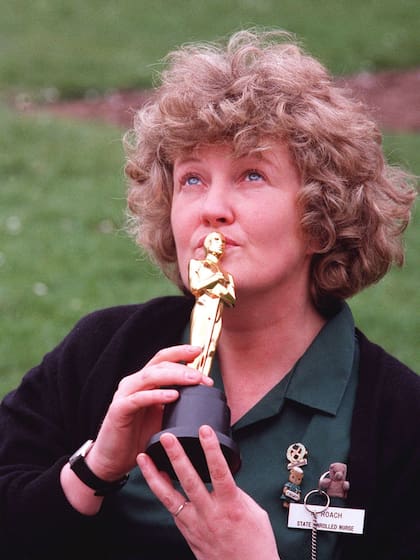 La actriz junto al Oscar que obtuvo por su trabajo en Mi pie izquierdo, de 1989