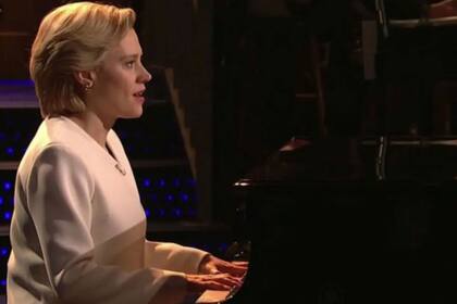 La actriz Kate McKinnon como Hillary Clinton, en el programa siguiente al triunfo de Donald Trump.