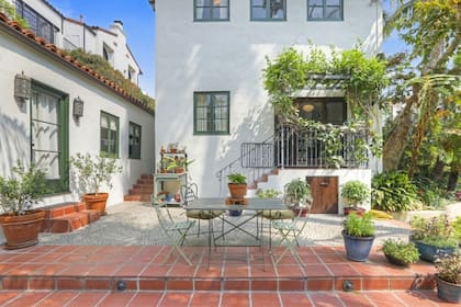 La actriz Kristen Stewart acaba de pagar 6 millones de dólares por esta pintoresca casa de estilo mediterráneo de Los Ángeles (Redfin)