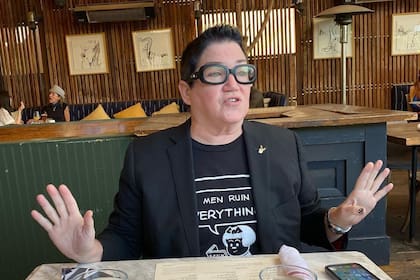 La actriz Lea DeLaria exhibe su propia historia para evidenciar los malos pagos en la industria del entretenimiento