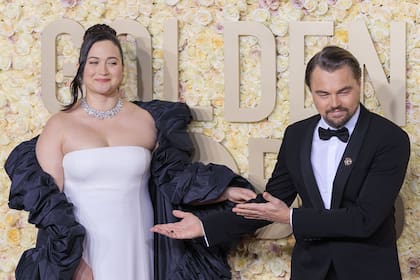 La actriz Lily Gladstone recibe un gesto de reconocimiento de Leonardo DiCaprio, con quien pasó parte de la noche