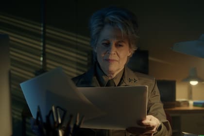 La actriz Linda Hamilton se suma a la serie como la Doctora Kay