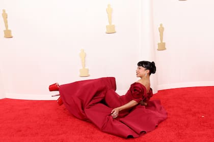 La actriz Liza Koshy se desparramó en la alfombra roja