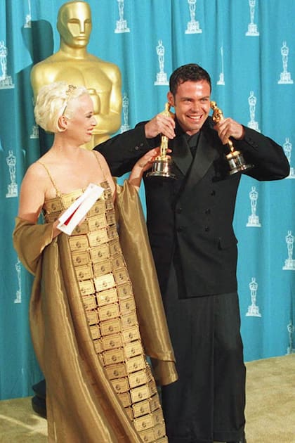 La actriz Lizzy Gardiner lució un conjunto realizado con tarjetas de crédito -que fueron otorgadas especialmente por la empresa con dígitos falsos- y alcanzó el limbo del disfraz en los Oscar de 1995; la pieza fue subastada cuatro años después