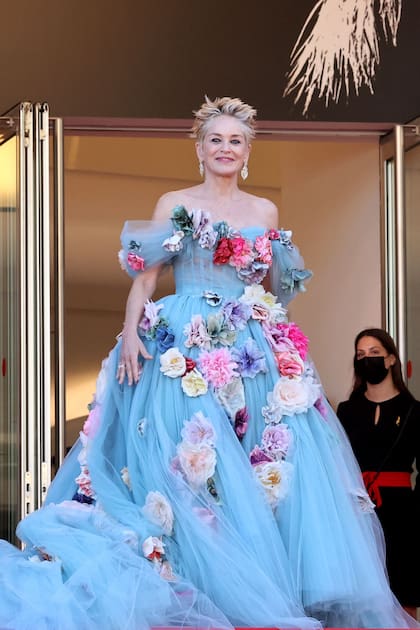 Sharon Stone sorprendió con su florido look en su llegada al Festival de Cannes