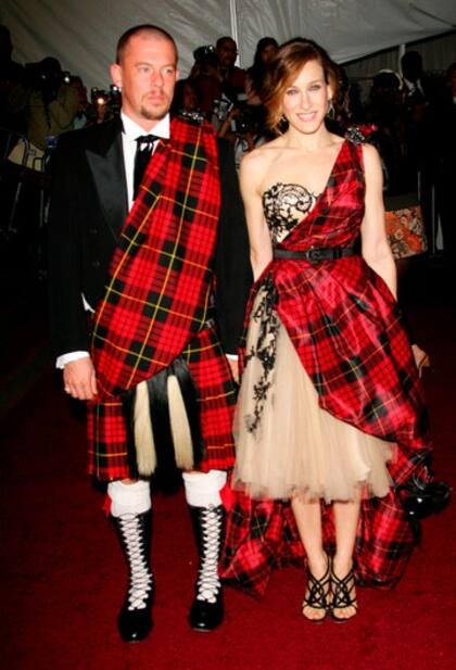 La actriz llegó a la exhibición junto a Alexander McQueen, ambos vestidos de forma muy similar con atuendos ingleses.