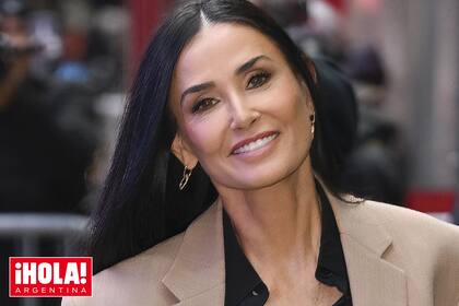 La actriz luce sus outfits clásicos y elegantes en las calles de Nueva York, y muy bien acompañada.