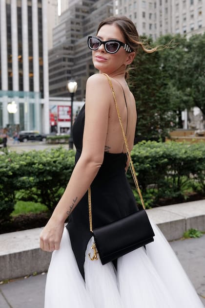La actriz lució un vestido blanco y negro de Carolina Herrera, con cuerpo entallado y una amplia falda de tul. Los accesorios eran de la misma firma.