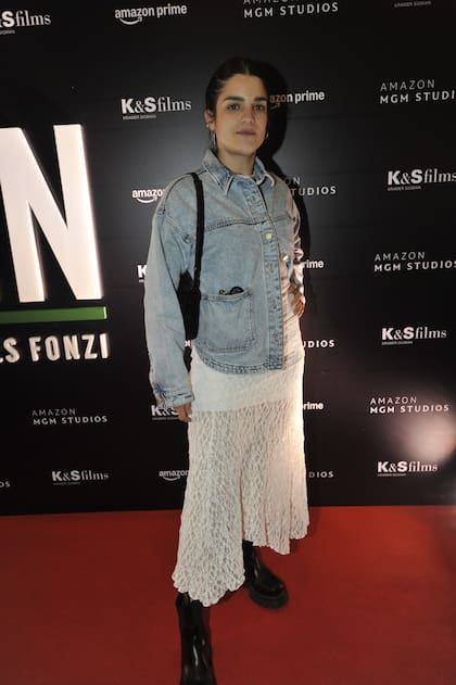 La actriz Malena Sánchez combinó un romántico vestido en dos capas con informal campera de jean y botas negras