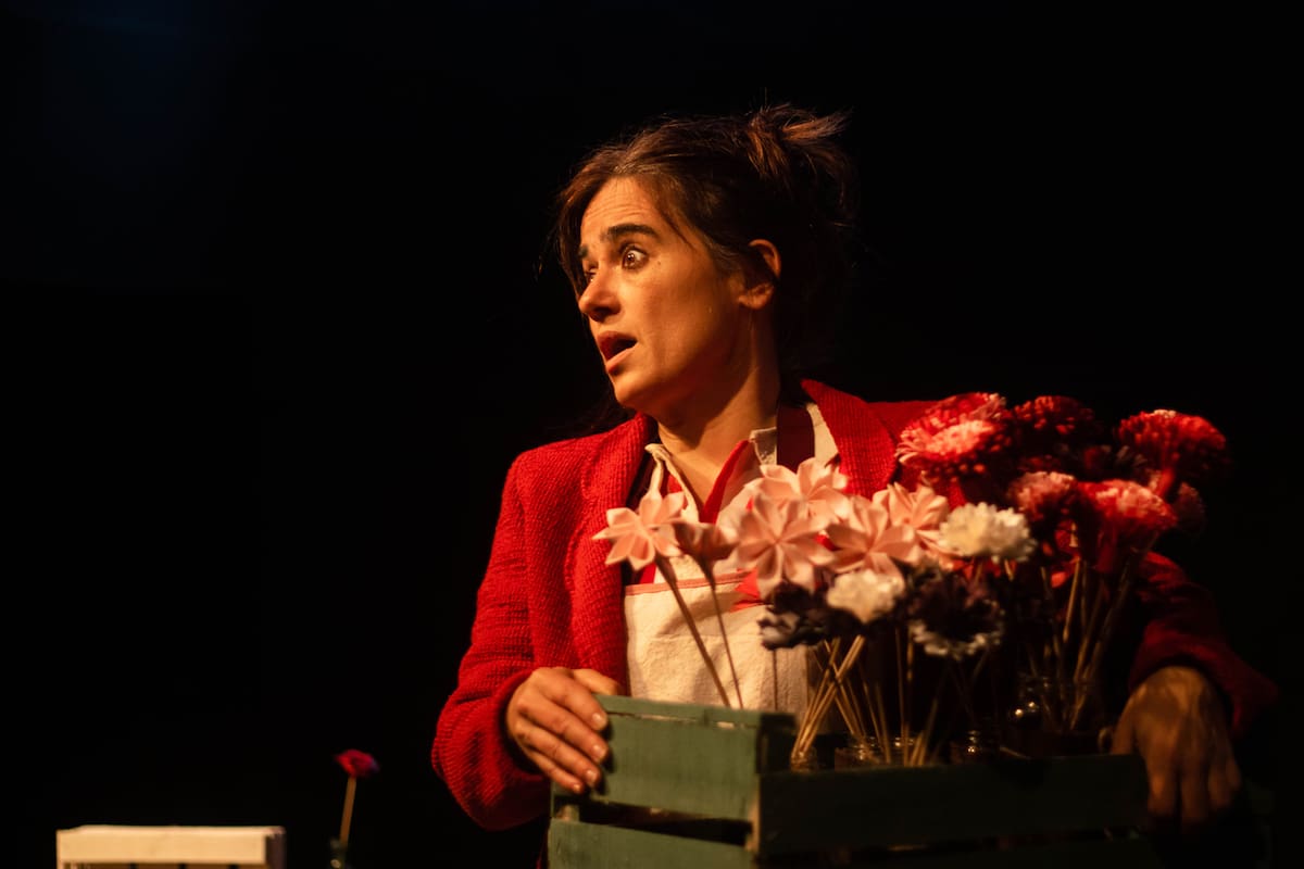 La actriz Marcela De Grande en el unipersonal A la sombra del paraíso