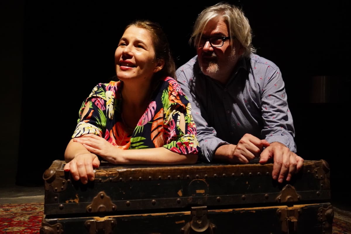 La actriz María Marta Guitart y el músico Santiago Chotsourian en ¡Parev! Un saludo que puede ser el tuyo