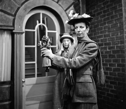 La actriz Mary Wickes fue la primera en interpretar a la niñera en pantalla, en una serie de televisión de la cadena CBS. El episodio "Mary Poppins" se emitió el 19 de diciembre de 1949. Físicamente, se parecía más a la que Travers imaginó