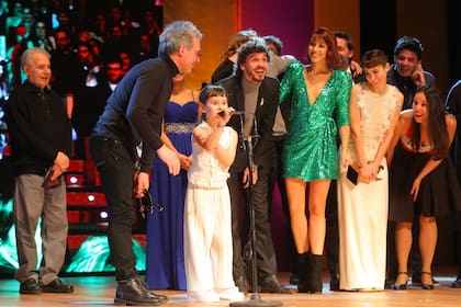 La actriz más joven de la ceremonia, que interpretó a la hija de la protagonista de Una vez en la vida, al momento de ganar el premio a mejor musical