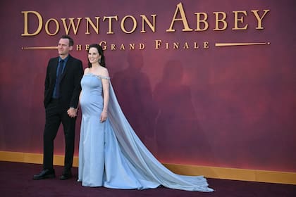 La actriz Michelle Dockery lució su incipiente embarazo junto a su esposo, el productor de cine Jasper Waller-Bridge, en la alfombra roja del estreno mundial de la película Downton Abbey: El Gran Final, que continúa la historia de la exitosa serie británica