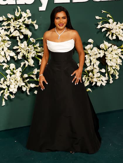 La actriz Mindy Kaling inspiró su look en los años 50 y posó, muy sofisticada, enfundada en un vestido blanco y negro de Monique Lhuillier