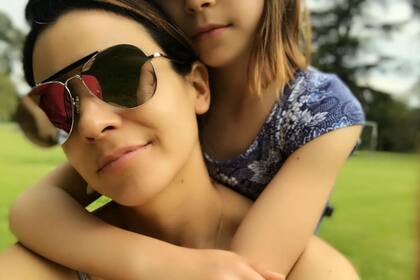 La actriz mostró orgullosa una foto junto a su primogénita y bromeó sobre el parecido de ambas