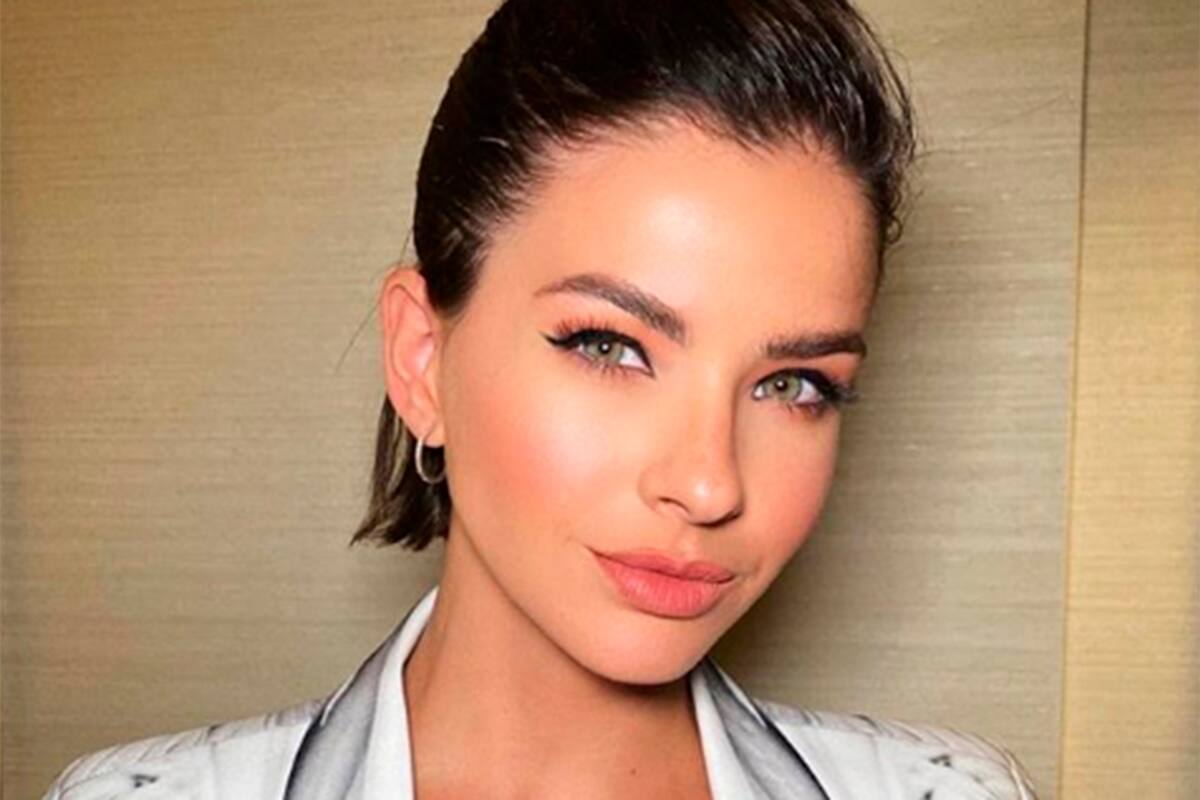 La actriz mostró su pancita sin querer, mientras evadía a la prensa al llegar a Buenos Aires después de pasar algunos días en Chile