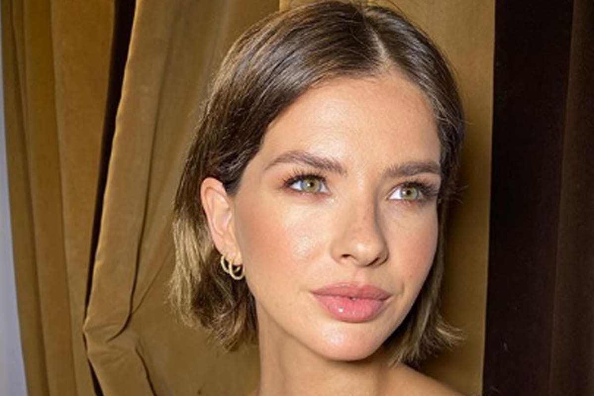 La actriz mostró su pancita sin querer, mientras evadía a la prensa al llegar a Buenos Aires después de pasar algunos días en Chile