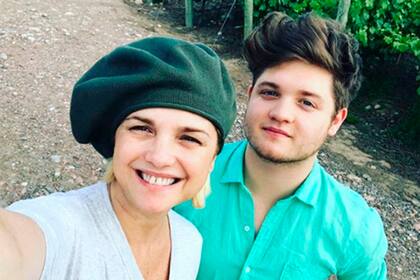 La actriz no pudo contenerse y salió en defensa de su hijo, que acaba de debutar en teatro