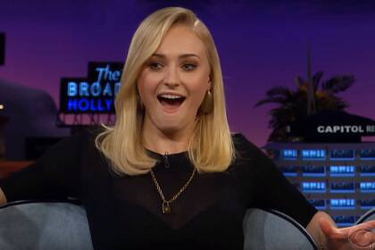 La actriz no pudo evitar hacer un gesto extraño cuando conoció al cantante