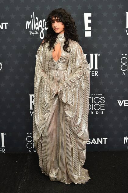 La actriz Odessa A’zion llevó un diseño plateado de Ott Dubai. El vestido, de mangas tipo capa y un escote con detalle en cut out, se sumó a la opulencia de sus rulos oscuros y su particular impronta