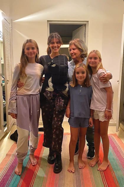 La actriz posa con su suegra, Inés Pertiné, y tres de las nietas de la ex primera dama en el día de su cumpleaños número 36.
