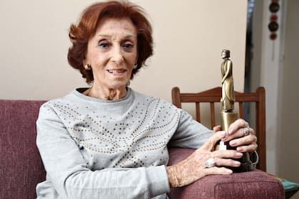 La actriz posa orgullosa con su Martín Fierro honorífico