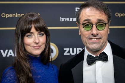La actriz posó con el actor y director Michael Angelo Covino