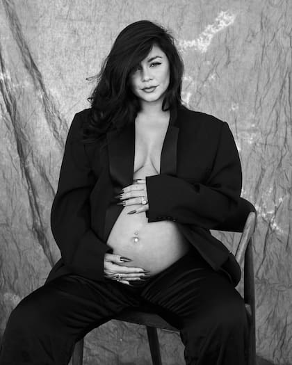 La actriz posó con su panza de embarazada (Foto: Instagram @vanessahudgens)