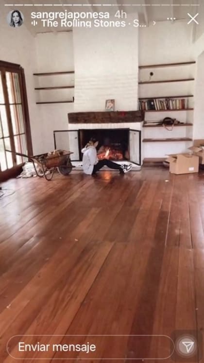 La actriz posó desde el encantador hogar a leña de su nueva casa, tras su separación de Benjamín Vicuña