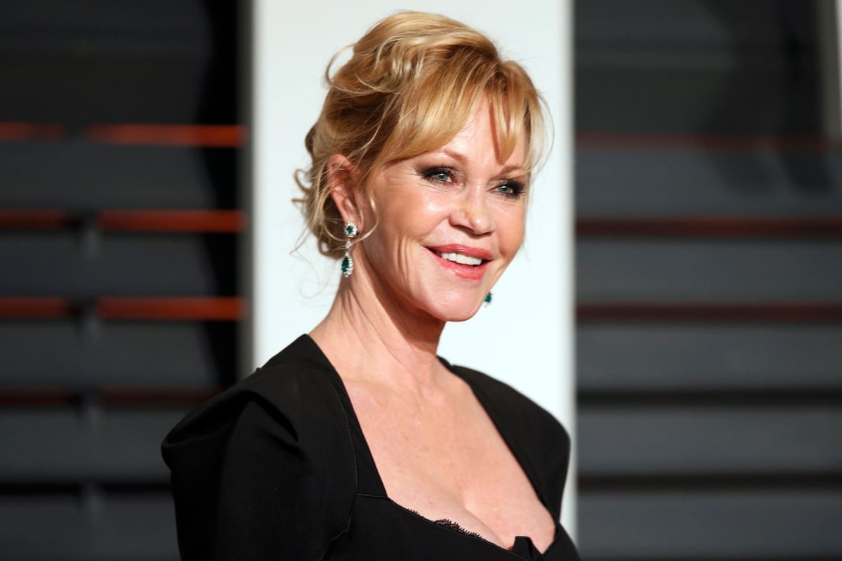 La actriz posó en bikini a menos de dos semanas de cumplir 64 años y le hizo un reclamo a los paparazzi