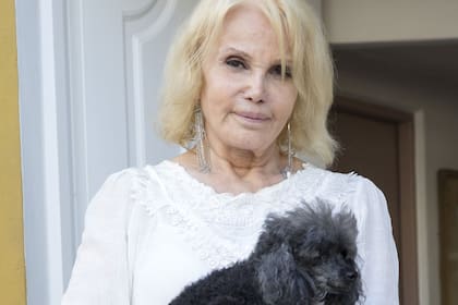 La actriz que fue muy popular en los años 70 y 80 abre las puertas de su casa en Villa Urquiza para una charla a solas con LA NACION