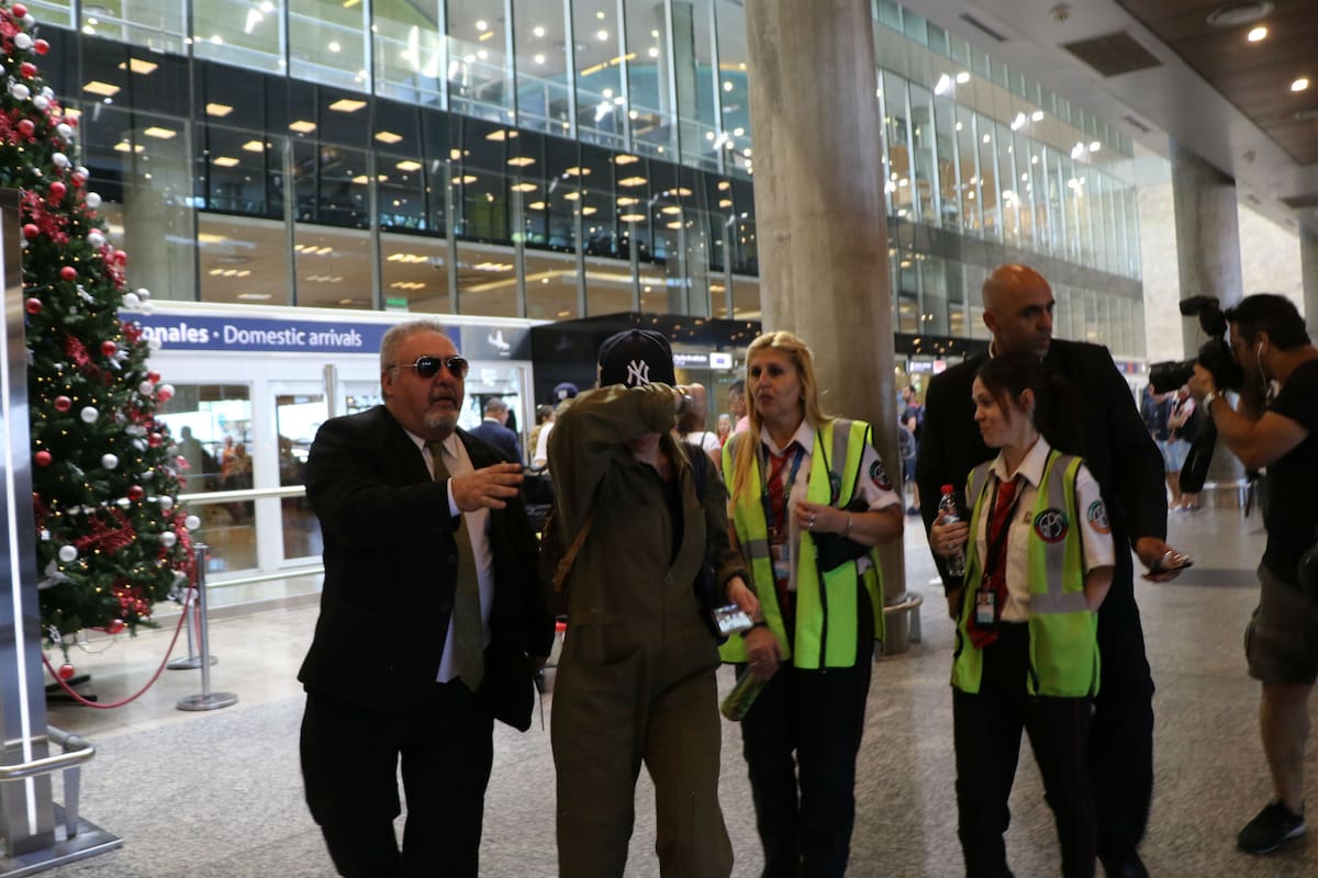 La actriz, quien ya partió hacia otros rumbos, arribaba a Ezeiza evitando las fotos