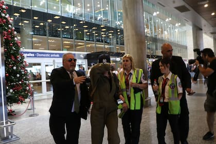 La actriz, quien ya partió hacia otros rumbos, arribaba a Ezeiza evitando las fotos