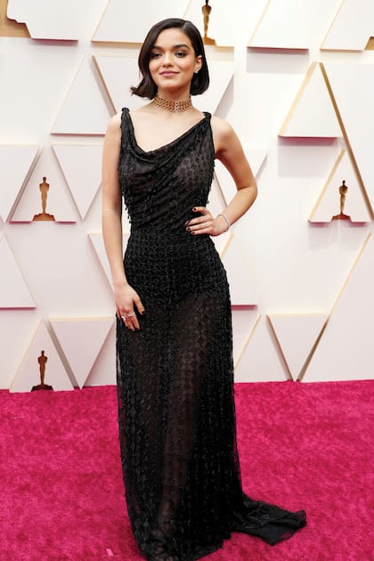 La actriz Rachel Zegler con un vestido semitransparente de la diseñadora Maria Grazia Chiuri para Dior Haute Couture que accesorizó con chocker y pendientes de Tiffany & Co.
