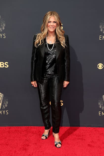 La actriz Rita Wilson, con look total black