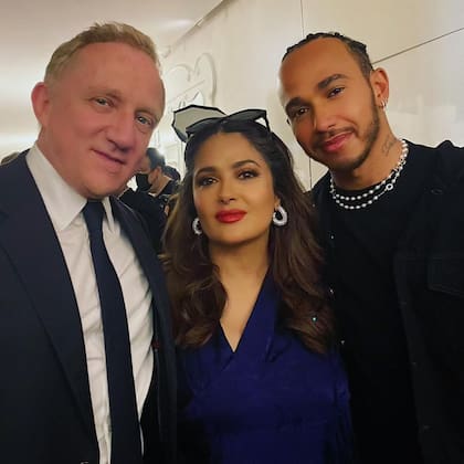 La actriz Salma Hayek junto a Henri Pinault, dueño de Kering, y el piloto Lewis Hamilton.