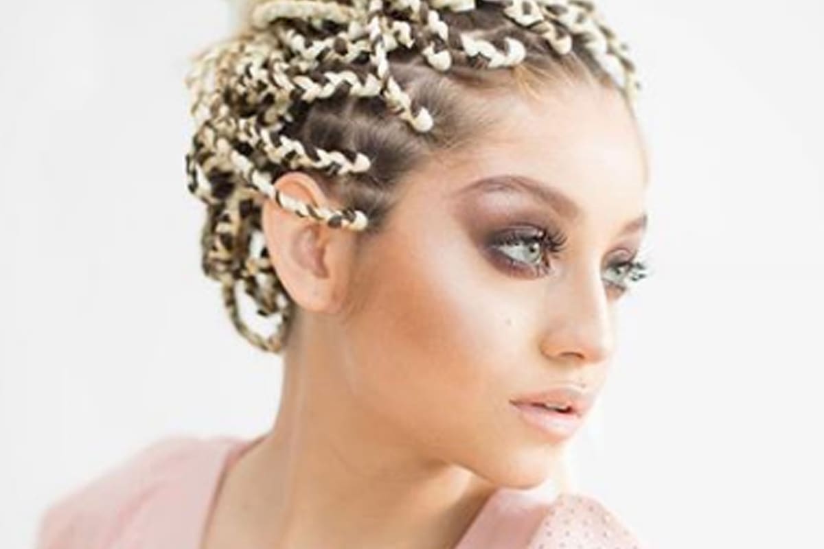 La actriz se mostró en esa red social con un peinado muy diferente al que suele usar