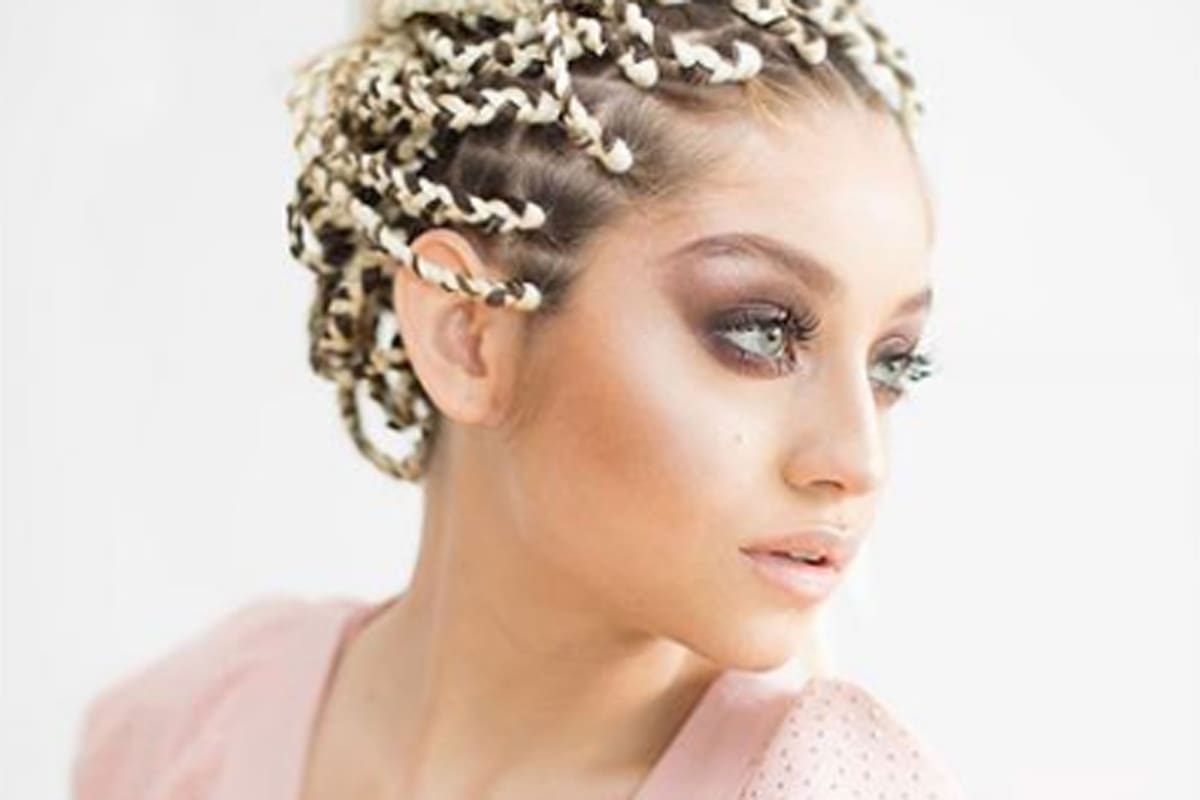 La actriz se mostró en esa red social con un peinado muy diferente al que suele usar