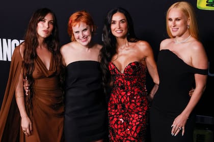 La actriz se mostró feliz acompañada de sus tres hijas, fruto de su amor con el también actor Bruce Willis: Scout LaRue Willis, de 33 años; Tallulah Willis, de 30 y Rumer Willis, de 36. No es la primera vez que se muestran juntas en un evento: también posaron muy sonrientes durante la fiesta posterior a los premios Oscar 2024. En cuanto a sus looks, Rumer y Tallulah optaron por un clásico negro, mientras Scout sorprendió con un diseño en gasa color chocolate