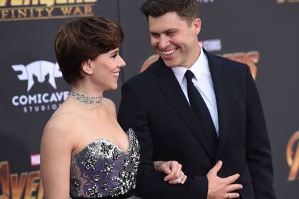 La actriz se mostró por primera vez públicamente con su pareja, el comediante Colin Jost