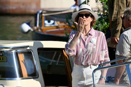 La actriz Sigourney Weaver lanza besos a la prensa al dejar el muelle del Hotel Excelsior en el marco del Festival de Cine de Venecia. “Ser invitado a unirme a esta constelación de artistas es el honor más asombroso que puedo imaginar y me siento verdaderamente honrada por este reconocimiento. He tenido la oportunidad de trabajar con tantos cineastas con personalidades muy diferentes. Agradezco a todos y cada uno de ellos por el trabajo que hemos podido hacer juntos. Ha sido toda una aventura”, dijo la artista en su discurso de agradecimiento, luego de recibir el León de Oro