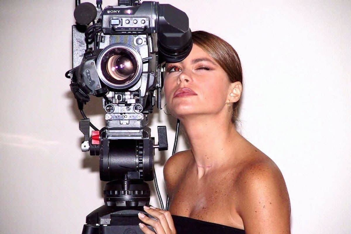 La actriz Sofía Vergara muestra la cicatriz que tiene en el cuello producto de un cáncer que tuvo a los 28 años