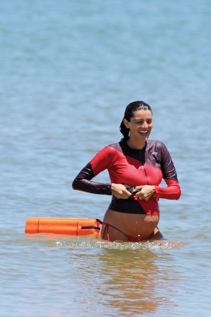 La actriz, sonriente después de nadar y relajarse en el mar.