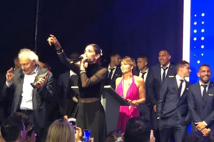 La actriz subió al escenario junto a Guillermo Coppola para oficiar de martillera