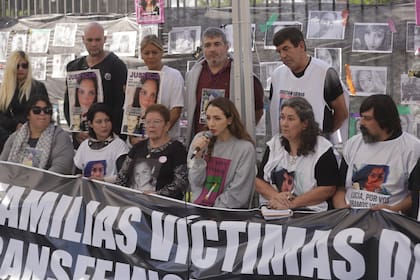 La actriz Thelma Fardín acompañó el reclamo de familiares de víctimas de violencia de género en la manifestación que se desarrolló en la Plaza de Mayo