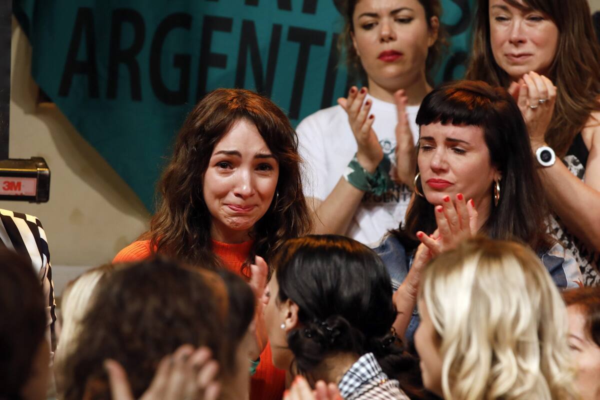 La actriz Thelma Fardin, rodeada por compañeras del colectivo Actrices Argentinas