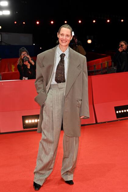 La actriz Vicky Krieps -protagonista del film dirigido por Viggo Mortensen Hasta el fin del mundo- se mostró sonriente en la premiere de Hot Milk en la Berlinale
